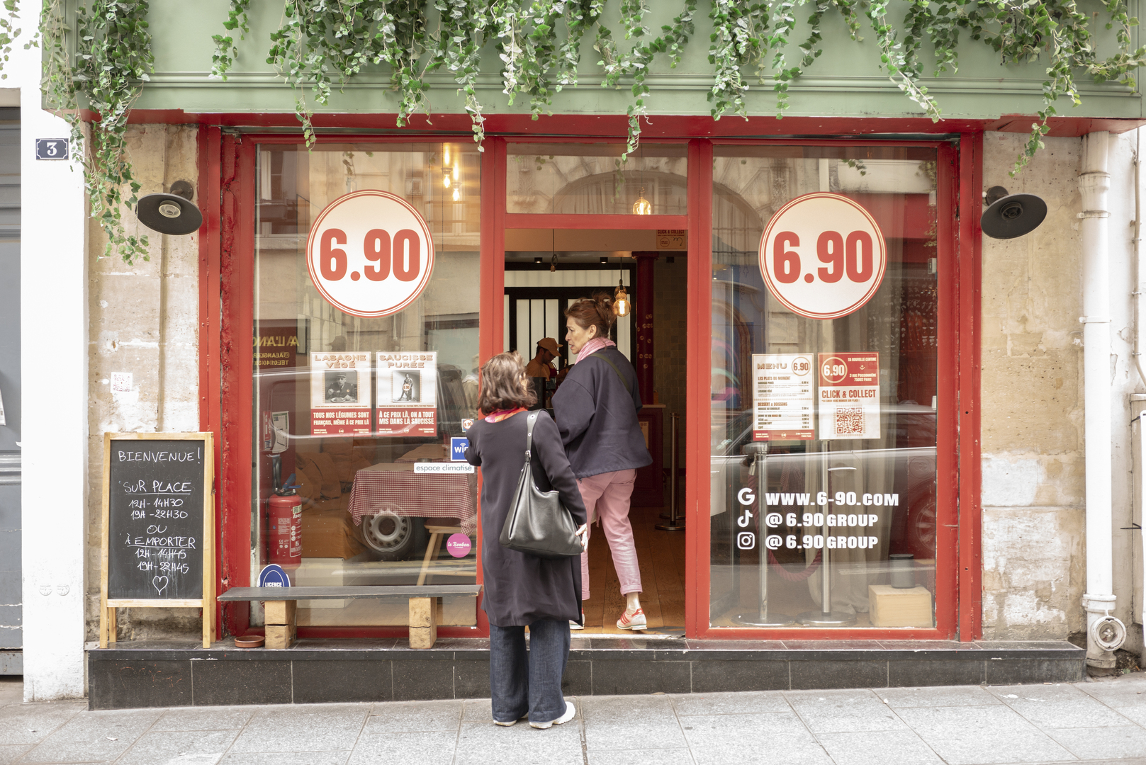 Paris restaurant storefront with fixed-price meals.